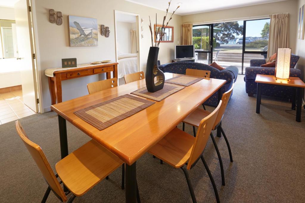 Pioneer Waterfront Apartments Paihia Room photo