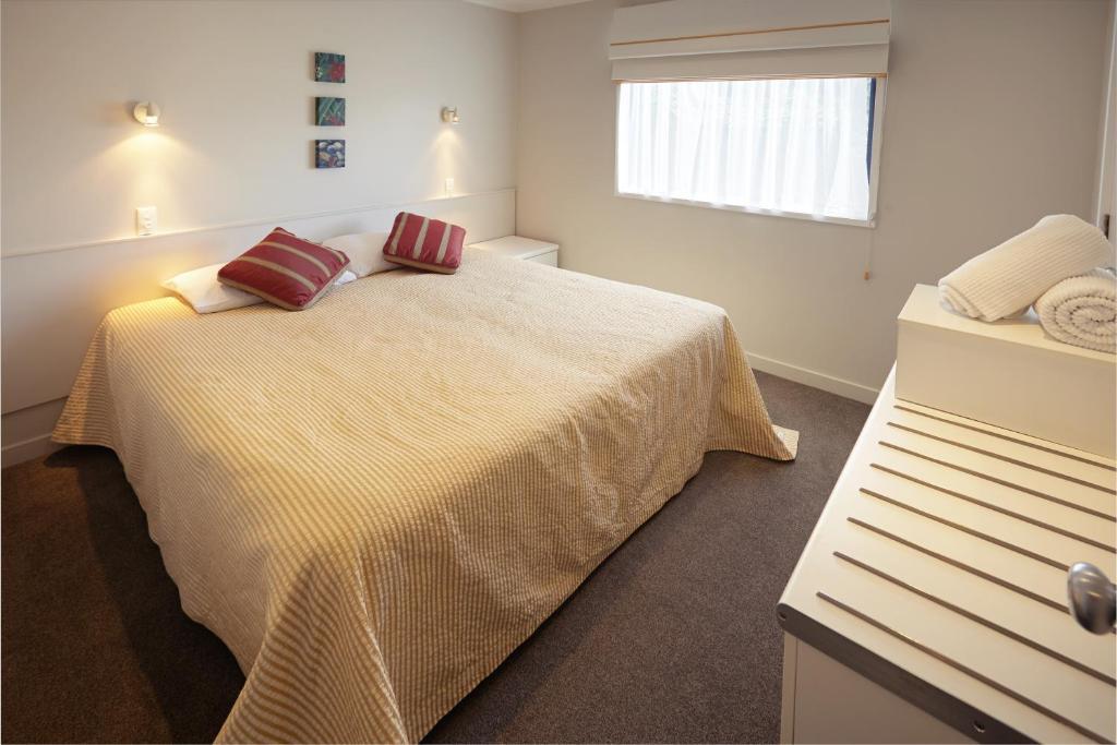 Pioneer Waterfront Apartments Paihia Room photo